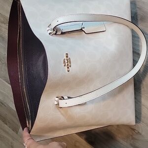 Coach White/Chalk Cream Signature Tote Bag